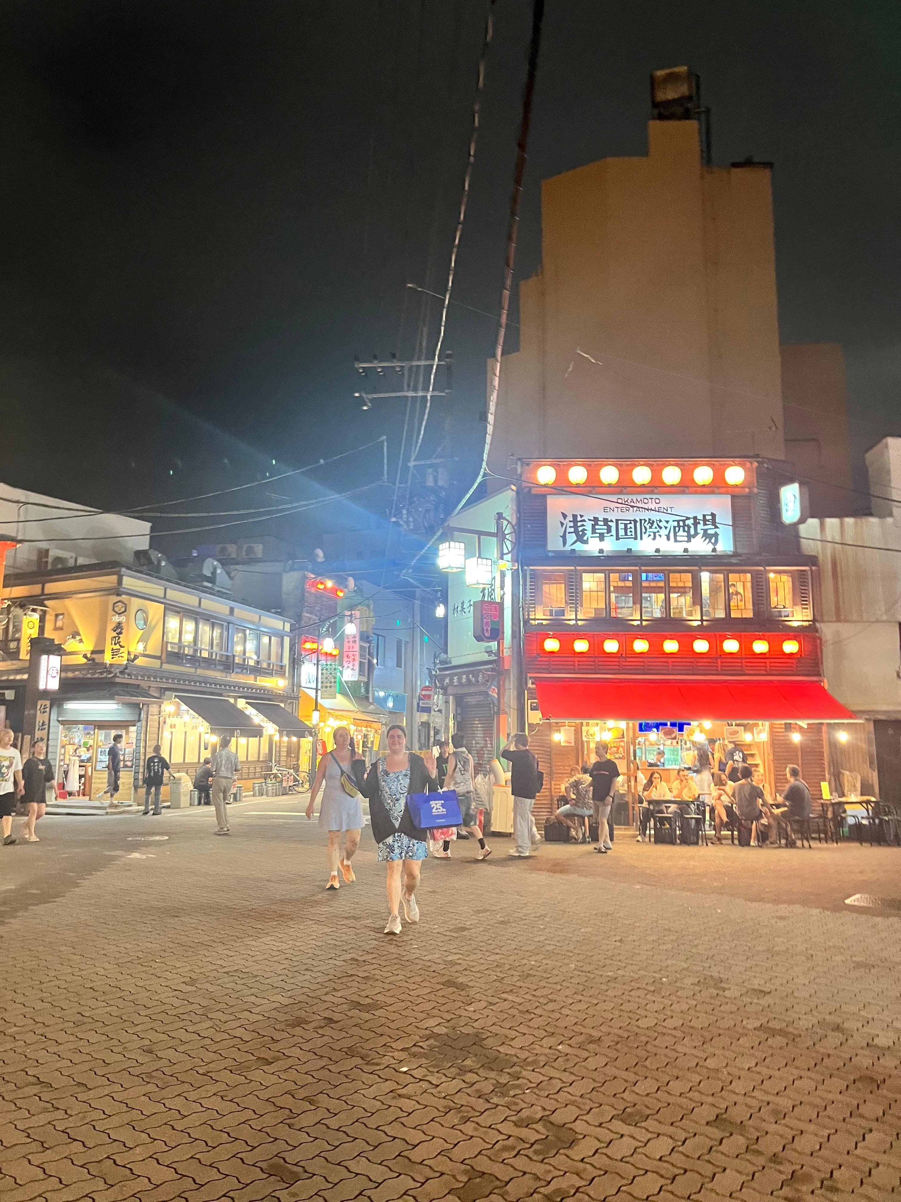 The resturant and shopping scene right by our hotel