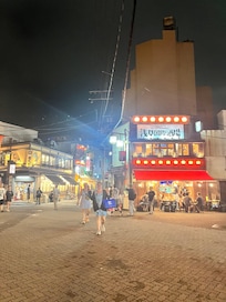 The resturant and shopping scene right by our hotel