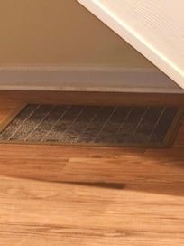 Floor vent in the liv8ng room area