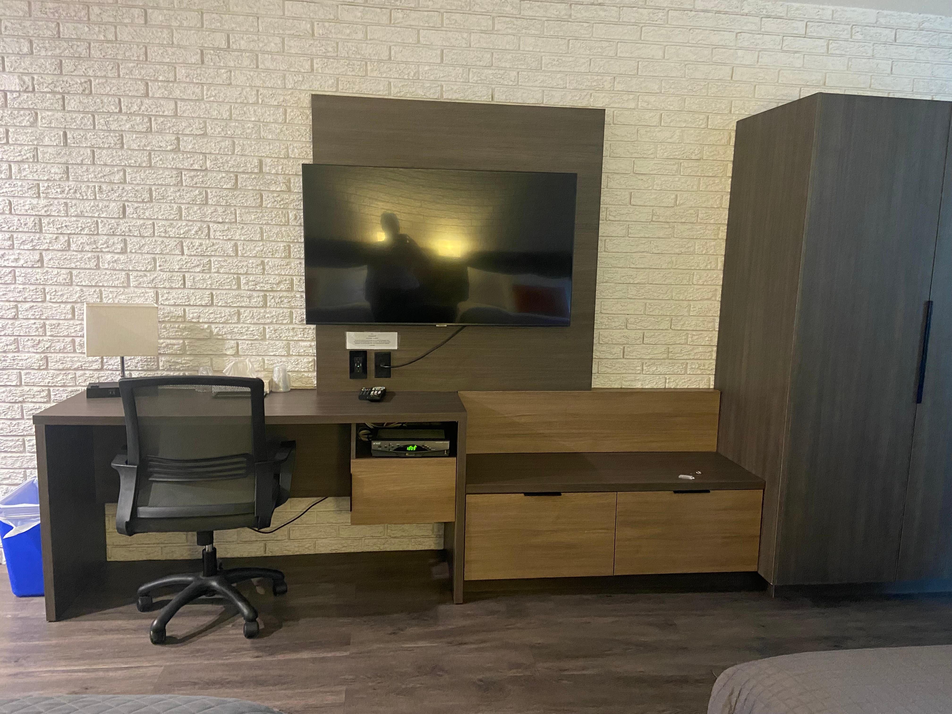 Téléviseur à écran plat et espace de travail