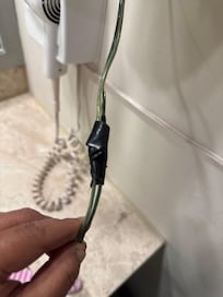 Pegado con cinta. Provocaría corto además que no prende