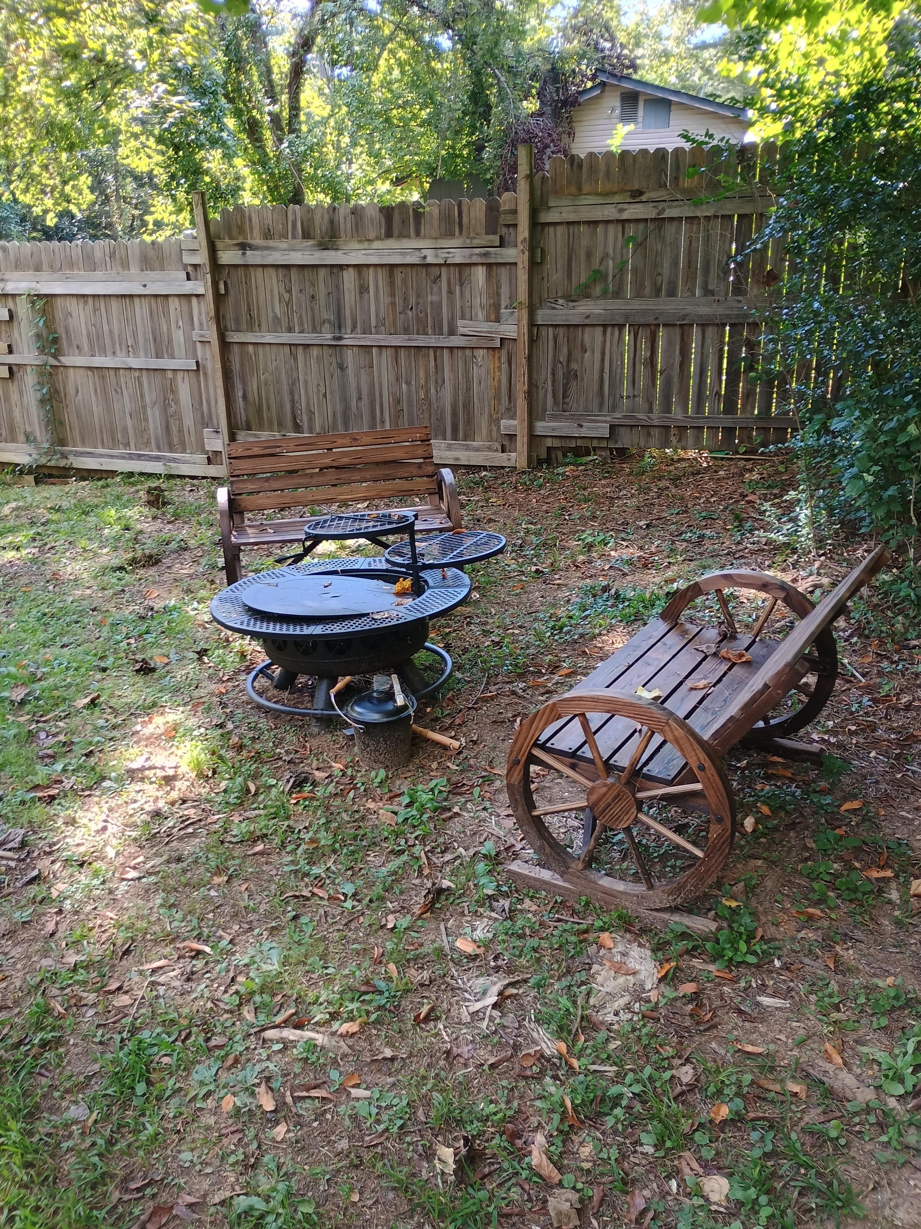 Cute fire pit. Didn't use but it was available with wood by the door