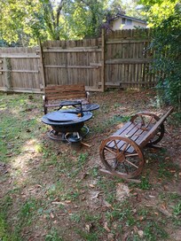 Cute fire pit. Didn't use but it was available with wood by the door