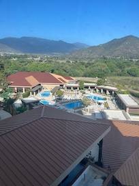 King room, pool view