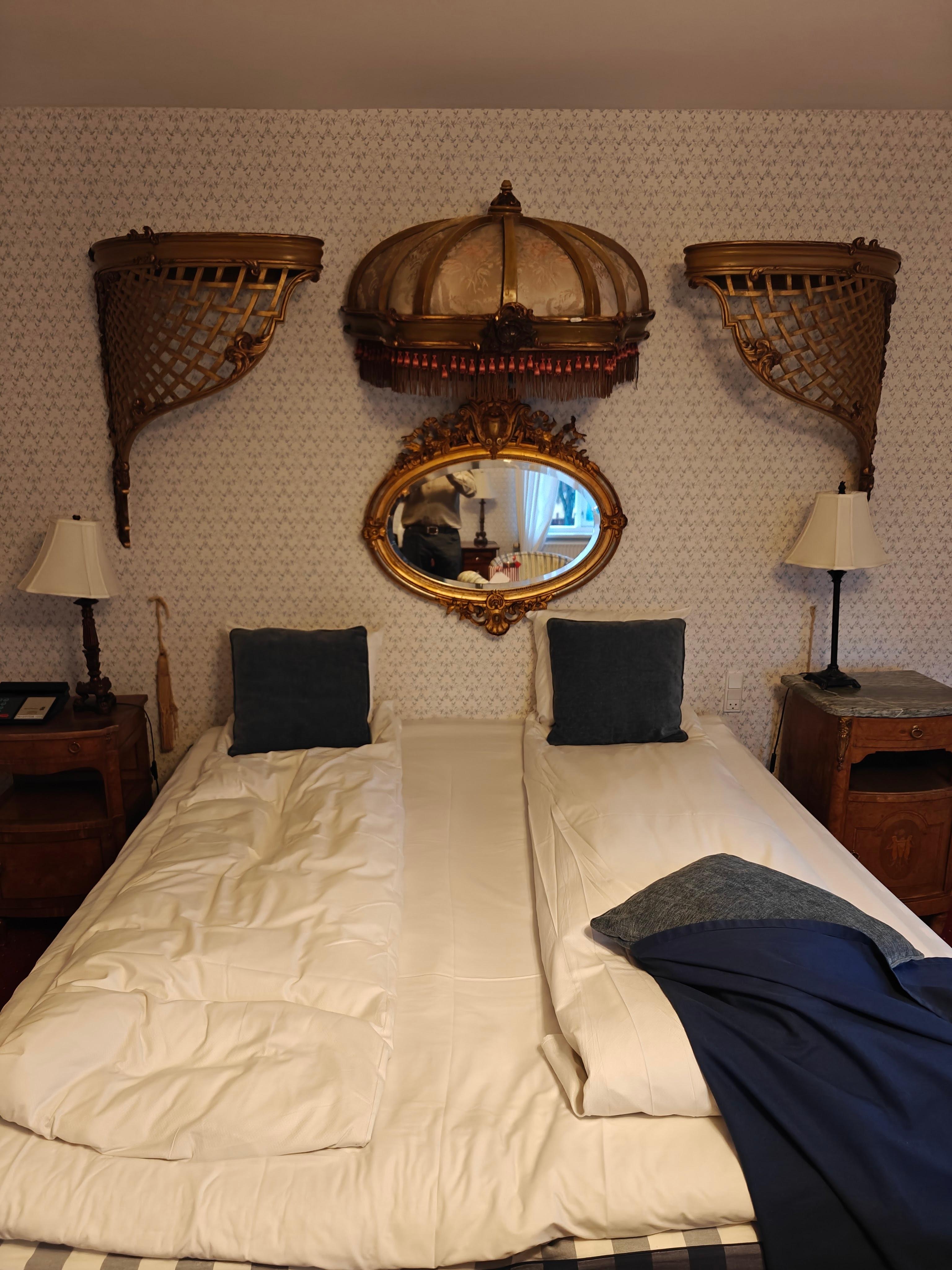 Gammelt og støvet skrammel over sengen 