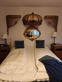 Gammelt og støvet skrammel over sengen