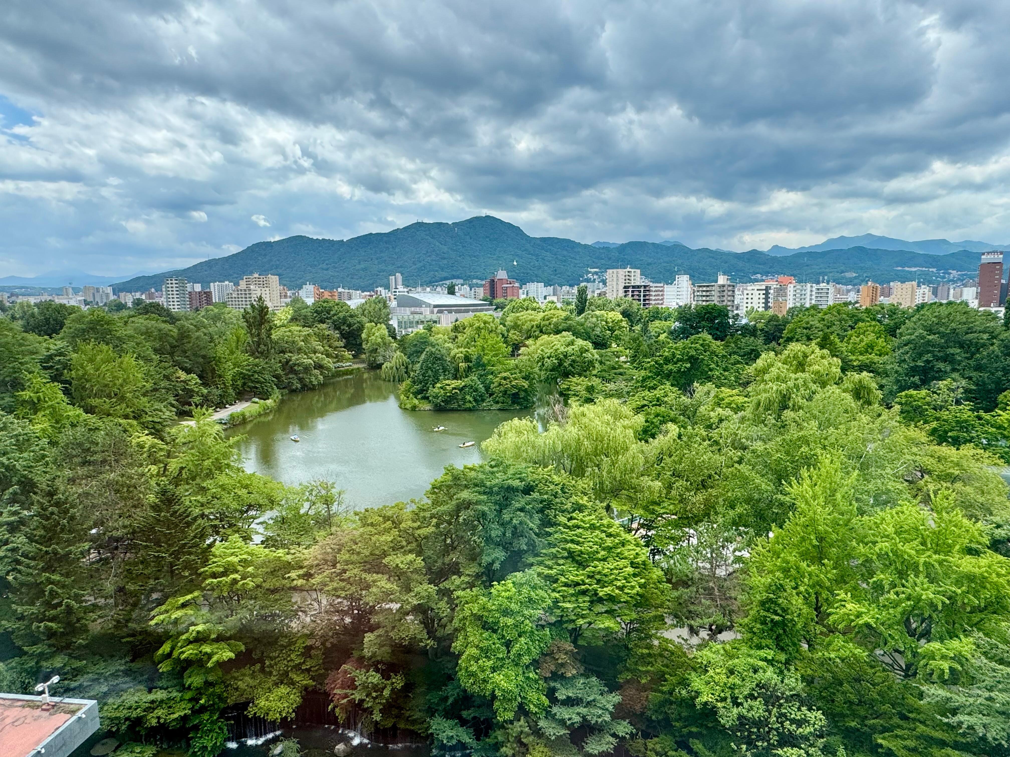 ホテルの客室から観た中島公園です。
