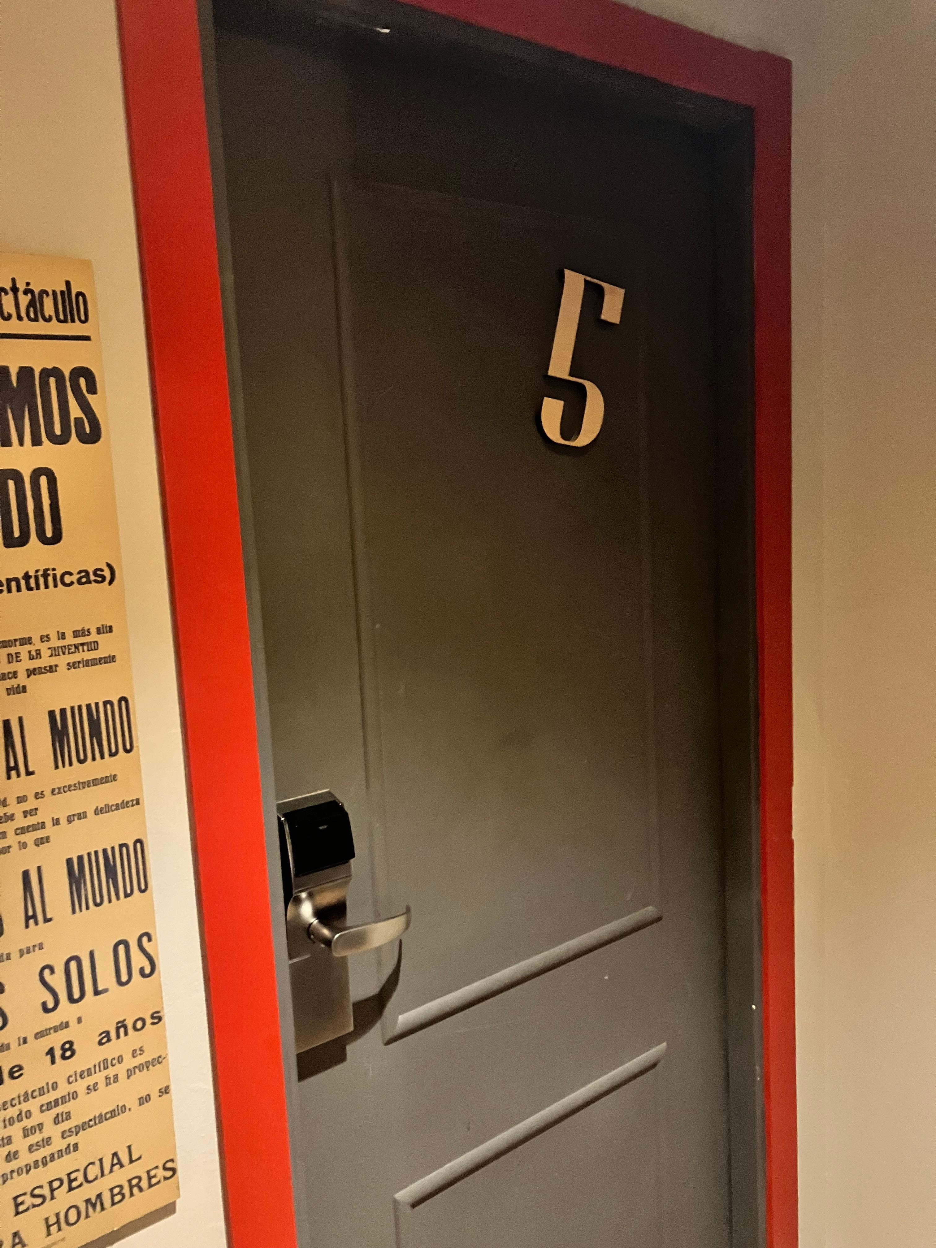 客室は、リストバンド型のキーでした。