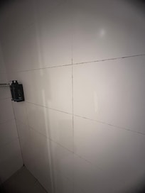 Schimmel an der gesamte Fuge