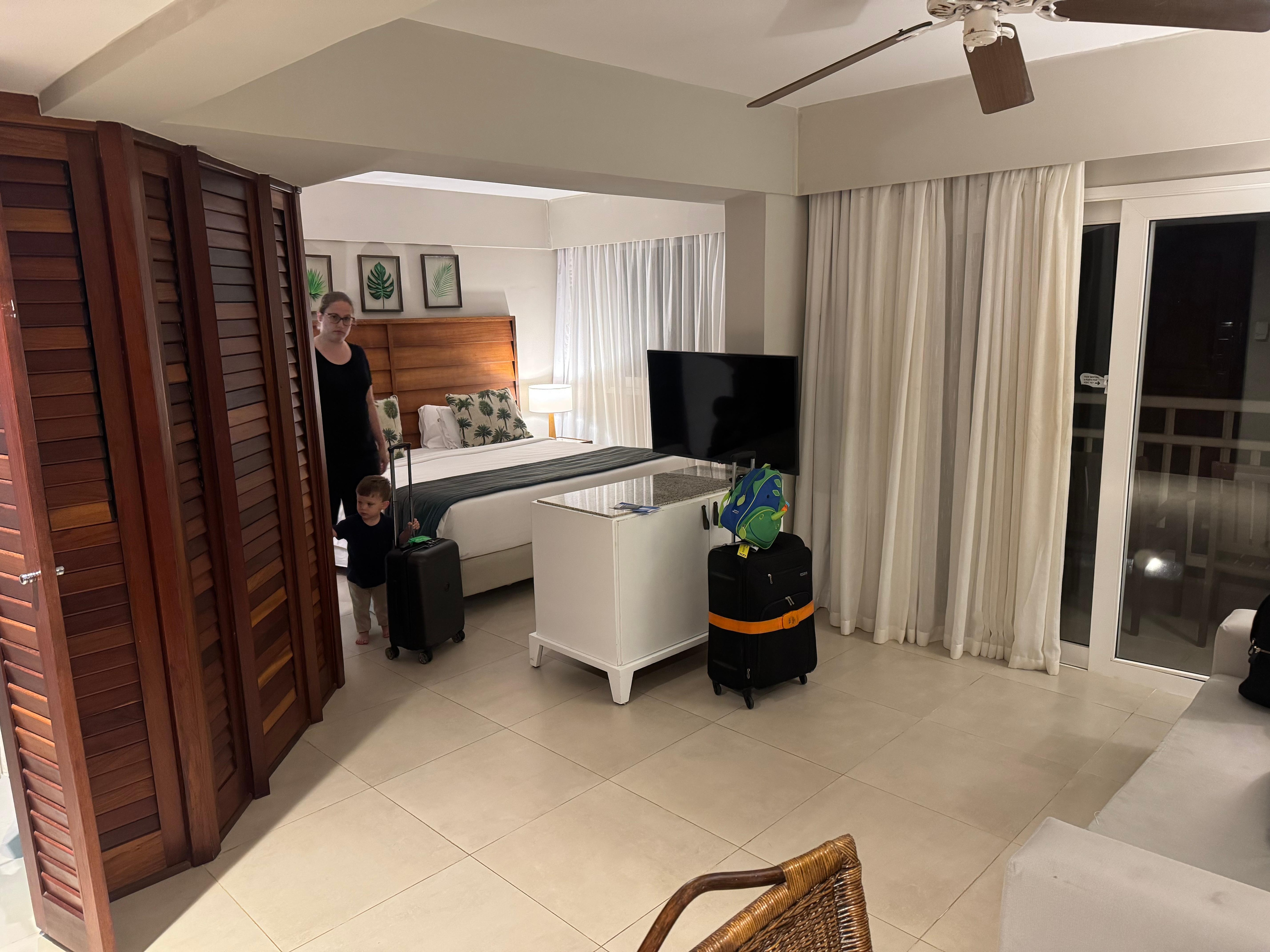 Quarto amplo, banheiro possui duas portas o que ajuda quando dividi com crianças.
