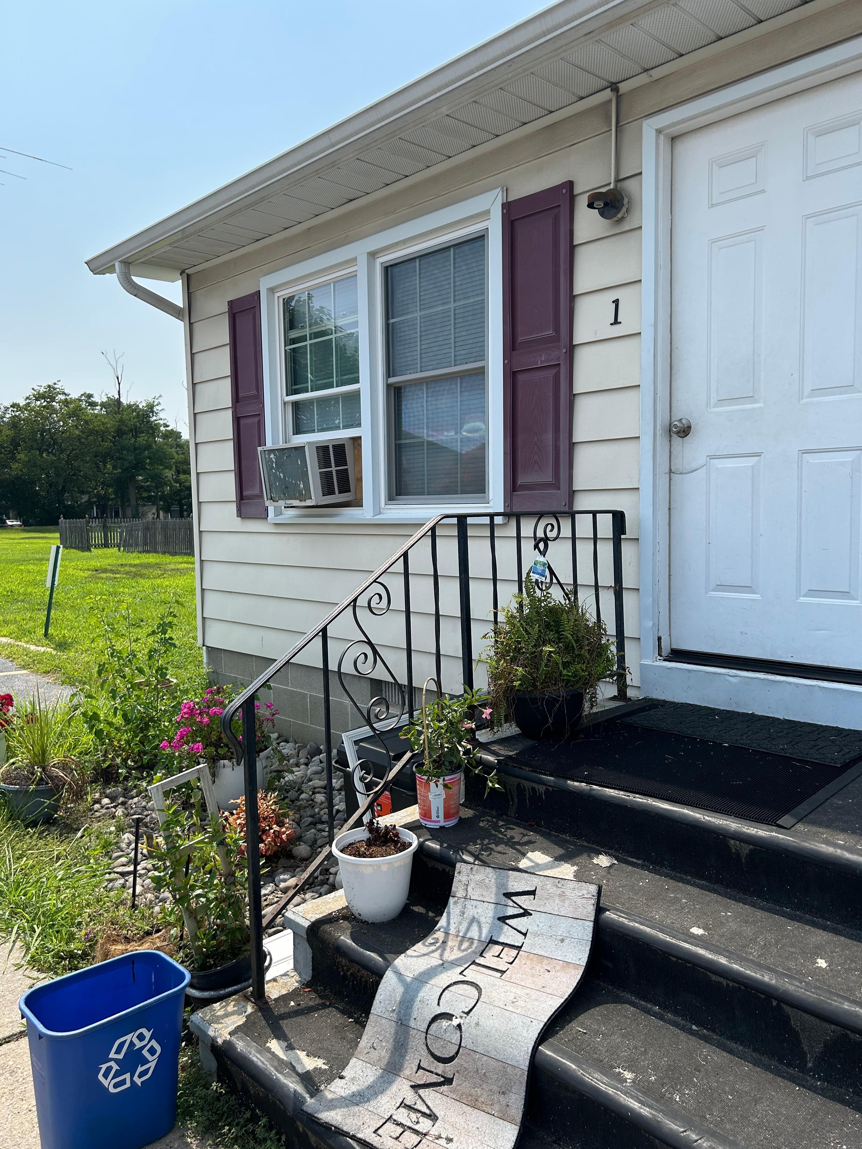 Not a car in sight.  Office said « CLOSED »