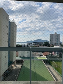 Sentada na cama do quarto do casal olha a vista