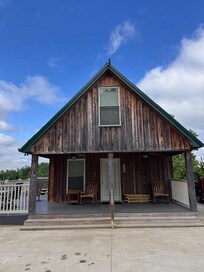 Front view of the Hemlock cabin.