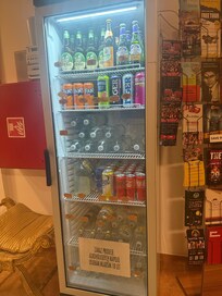 Kylen som finns tillgänglig 24/7 med lite vatten, dricka, öl och alkoholfri öl