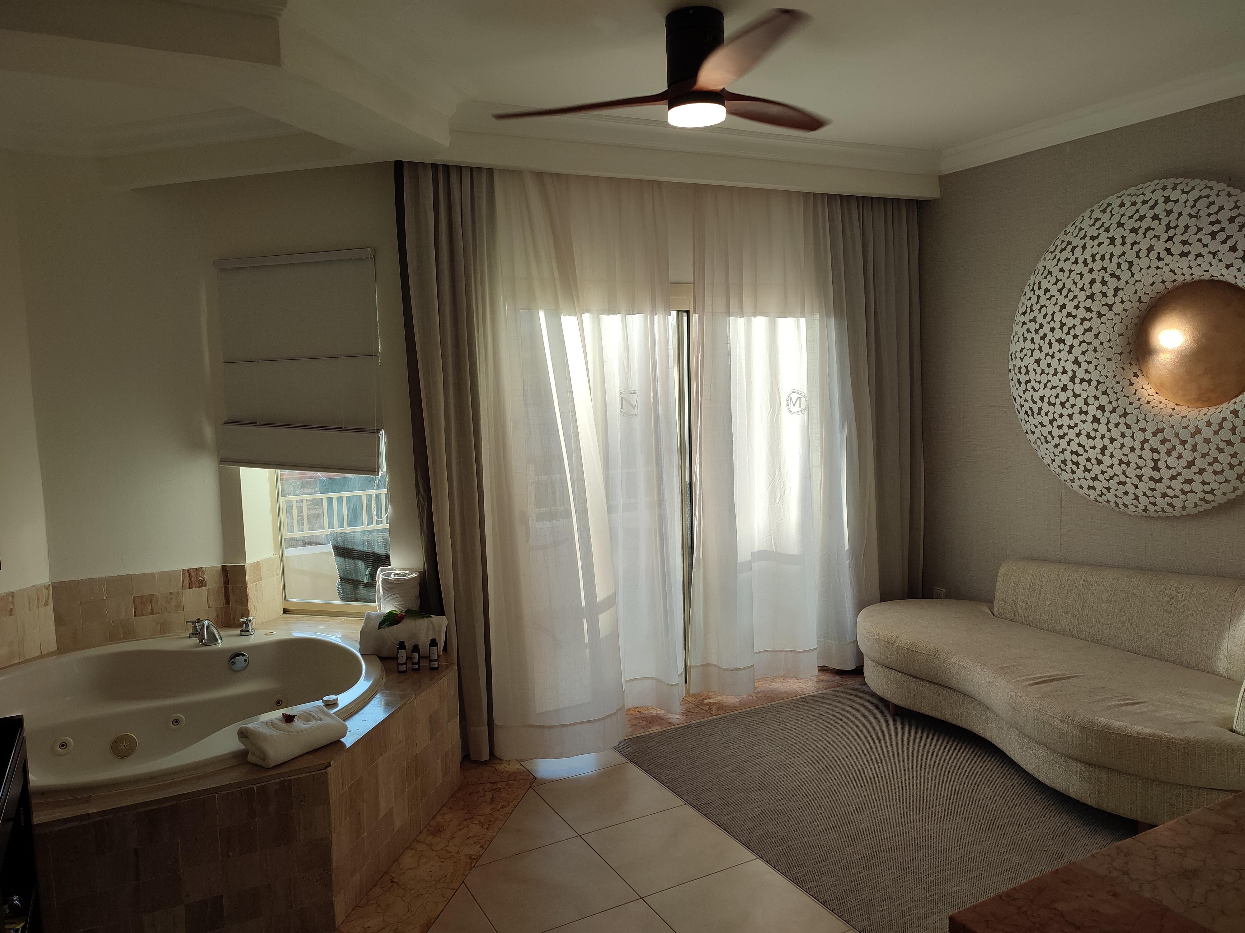Room 4236 hot tub and bar area