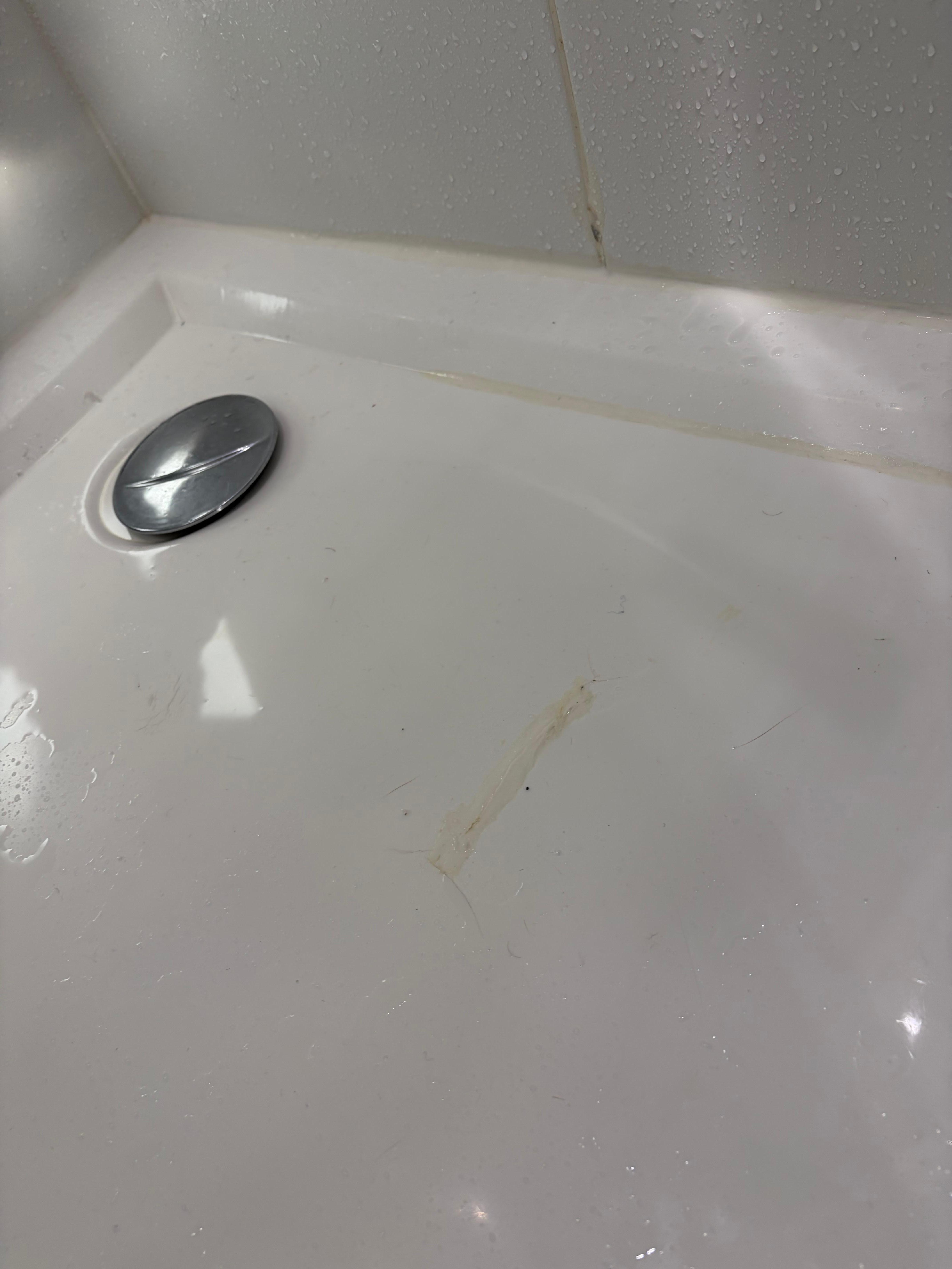 Fond du bac à douche fissuré 