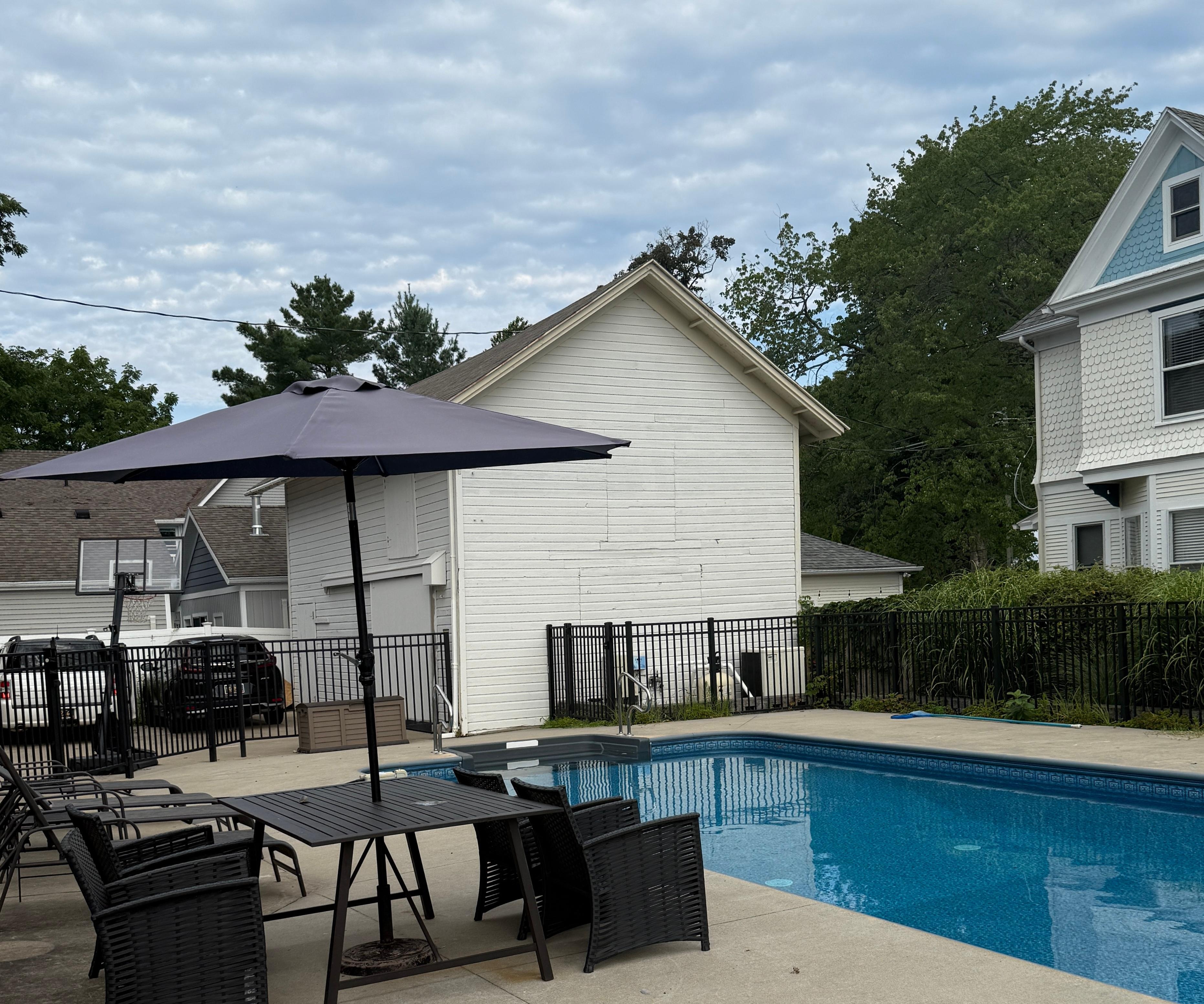 If you expect privacy, you do not get that. The pool is right next to the sidewalk. 