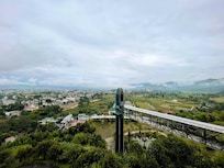 駐車場から施設へのメインのアプローチであるエレベーターと渡り廊下