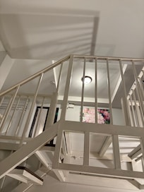 部屋の中に階段があり、寝室が二つあります