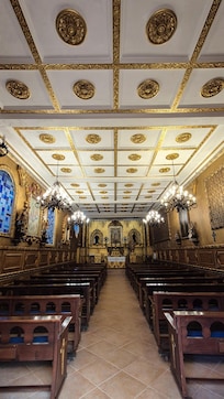 Tiene una capilla al interior.