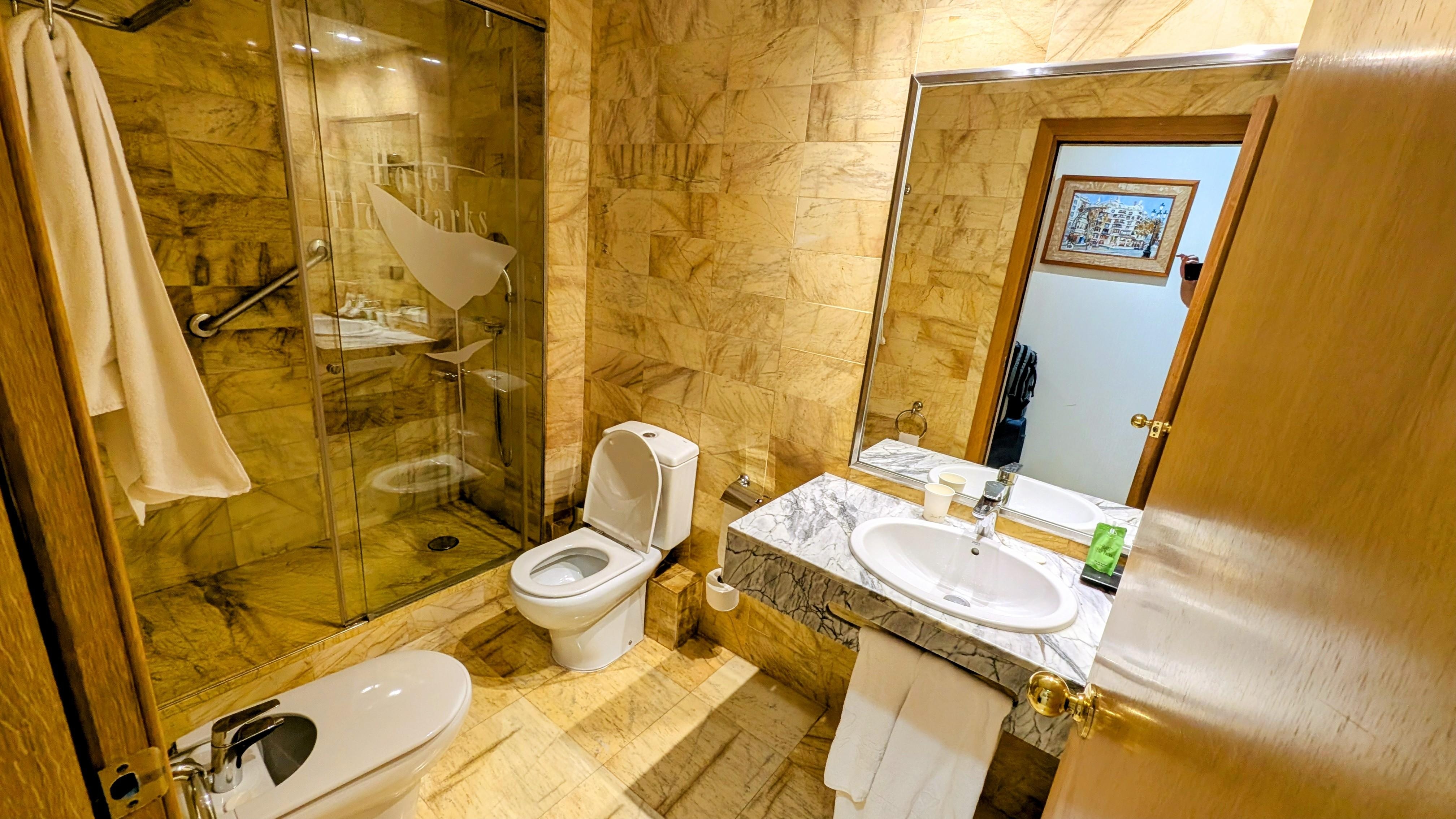 Standard room bathroom