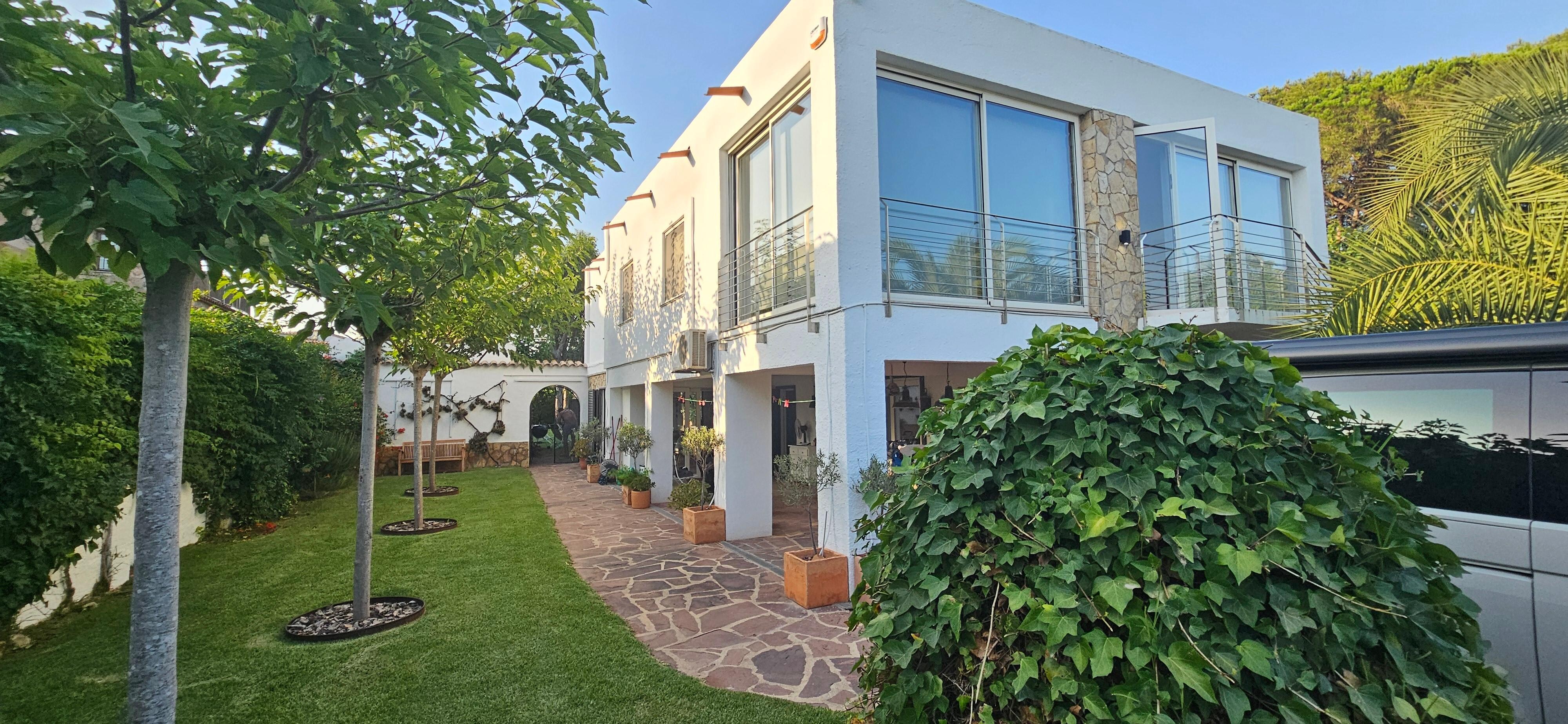 Die Einfahrt könnte etwas breiter sein. Wir haben 2 Autos rein bekommen.