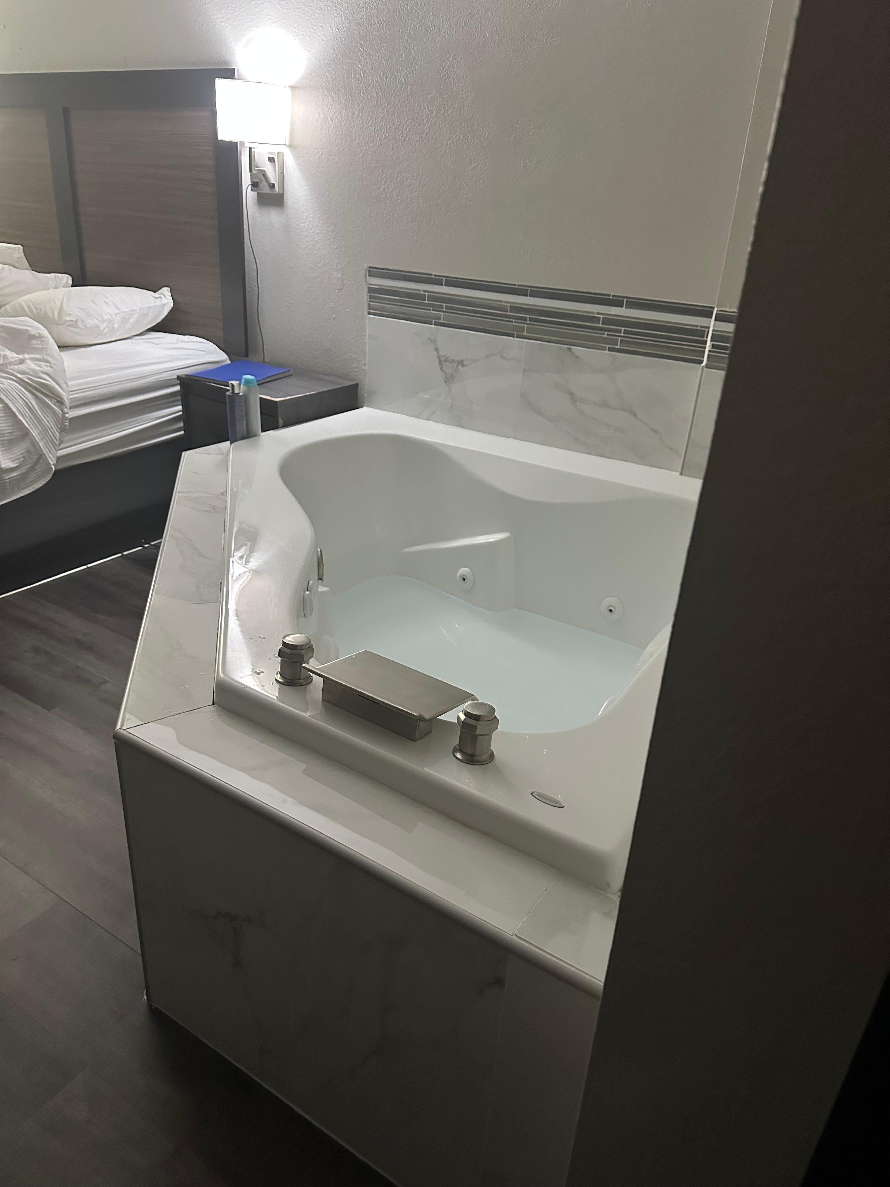 Loved the jet tub but could use some handles to get out of the jet tub ❤️