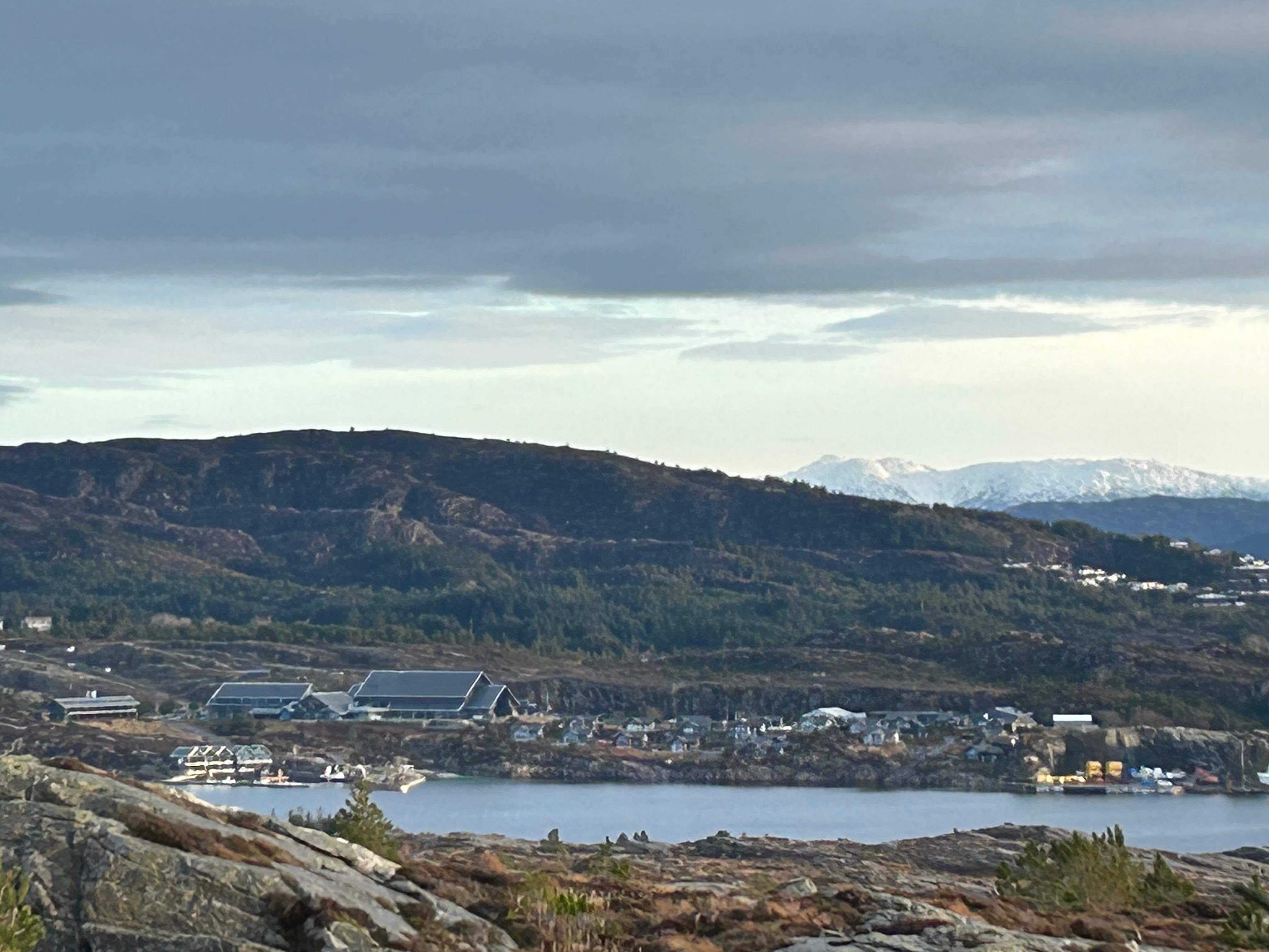 Hotellet sett på avstand fra Sælsfjellet