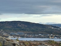 Hotellet sett på avstand fra Sælsfjellet
