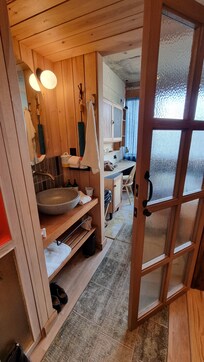 Flur mit Tür zur Dusche