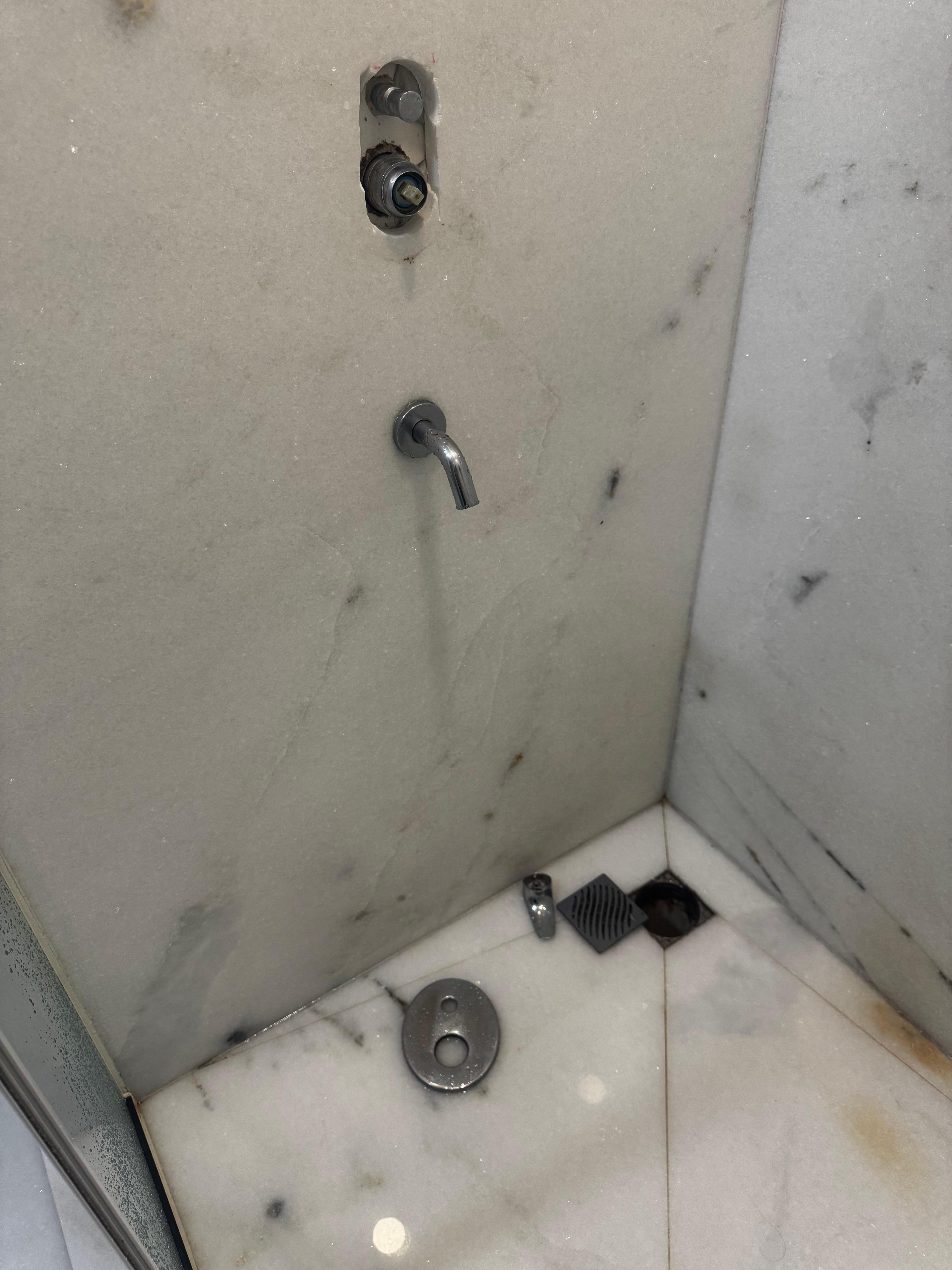 Totally cheap/broken shower 