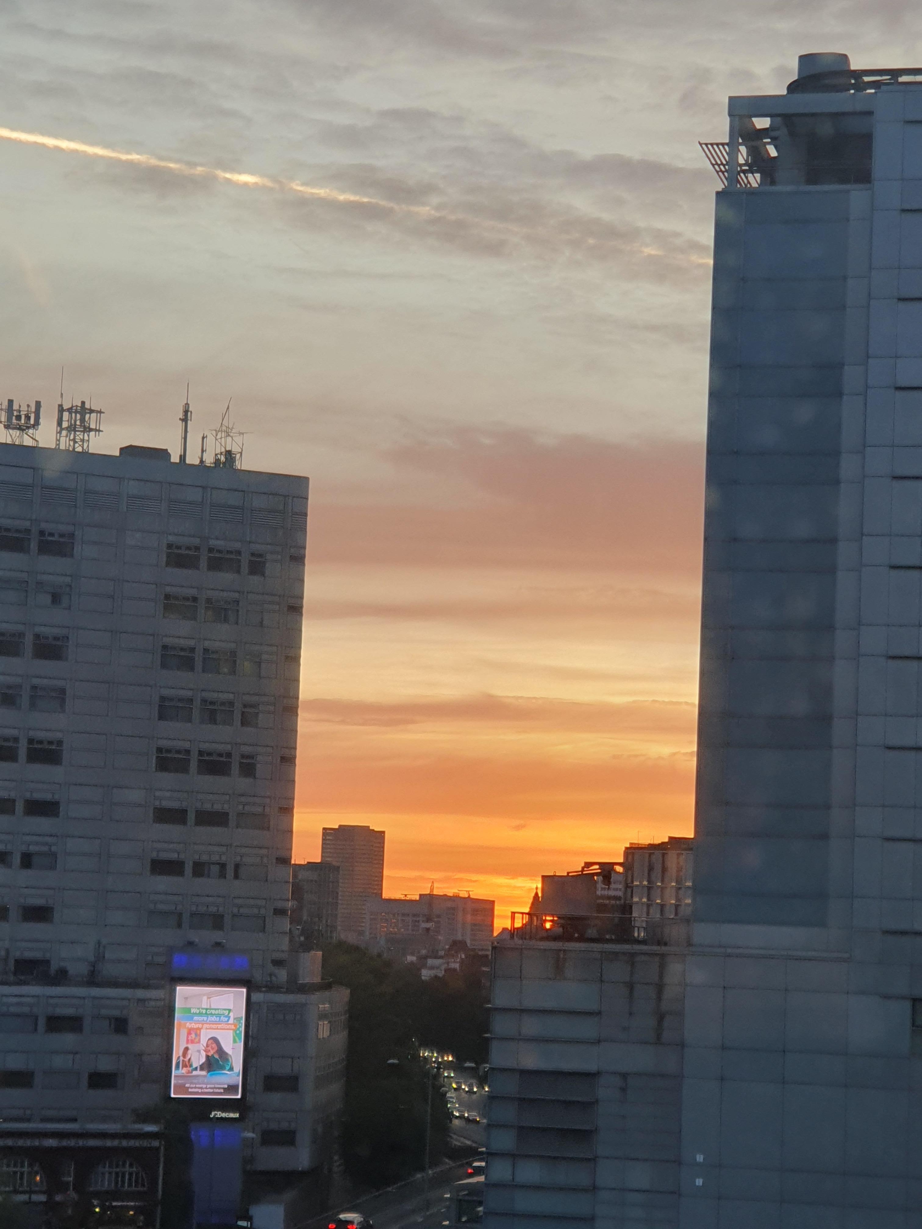 호텔 룸 605호에서 바라본 동 터오는 런던의 아침. [Before the Dawn]의 마력. 