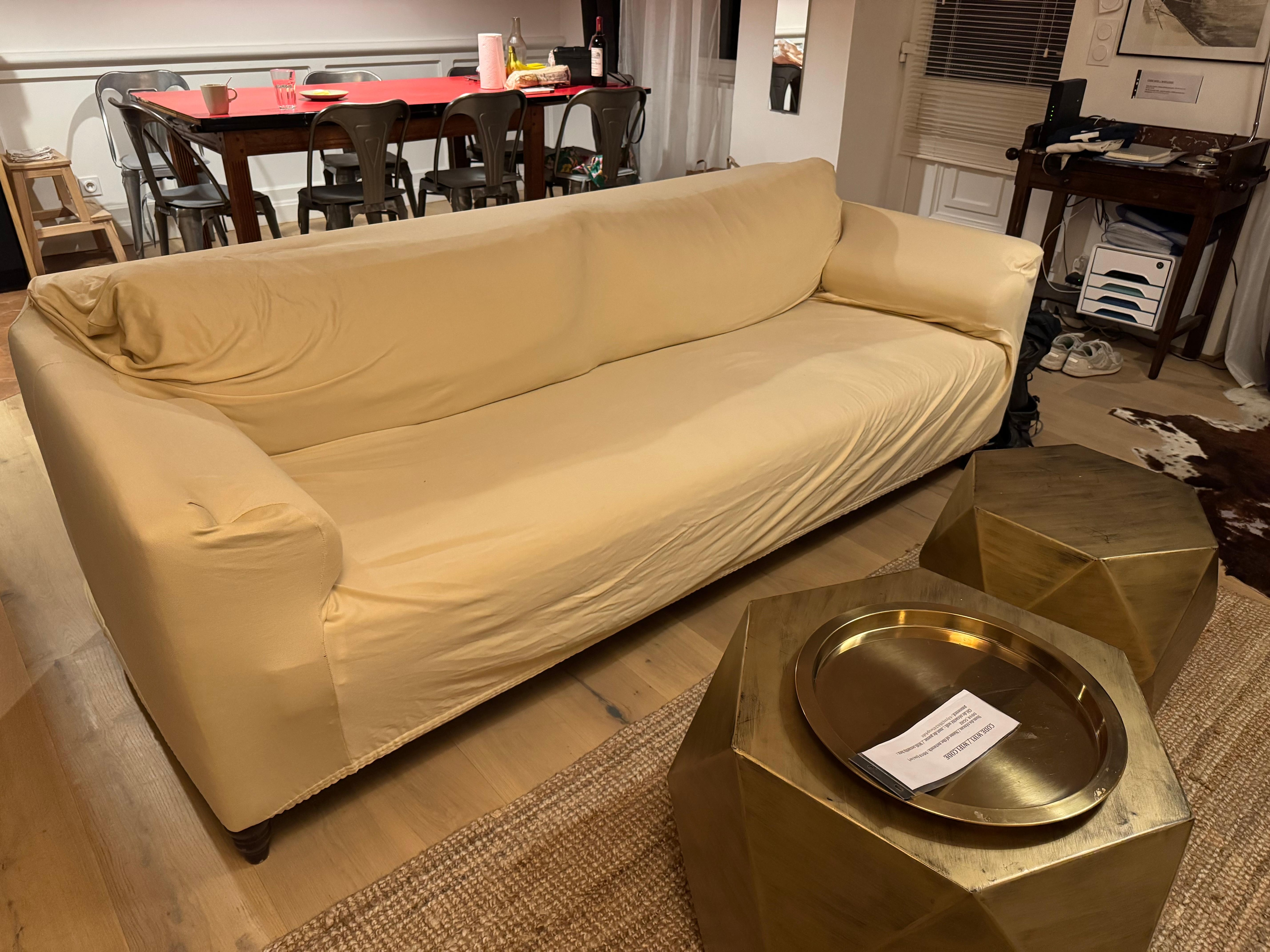 le canapé recouvert d'une housse