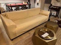 le canapé recouvert d'une housse