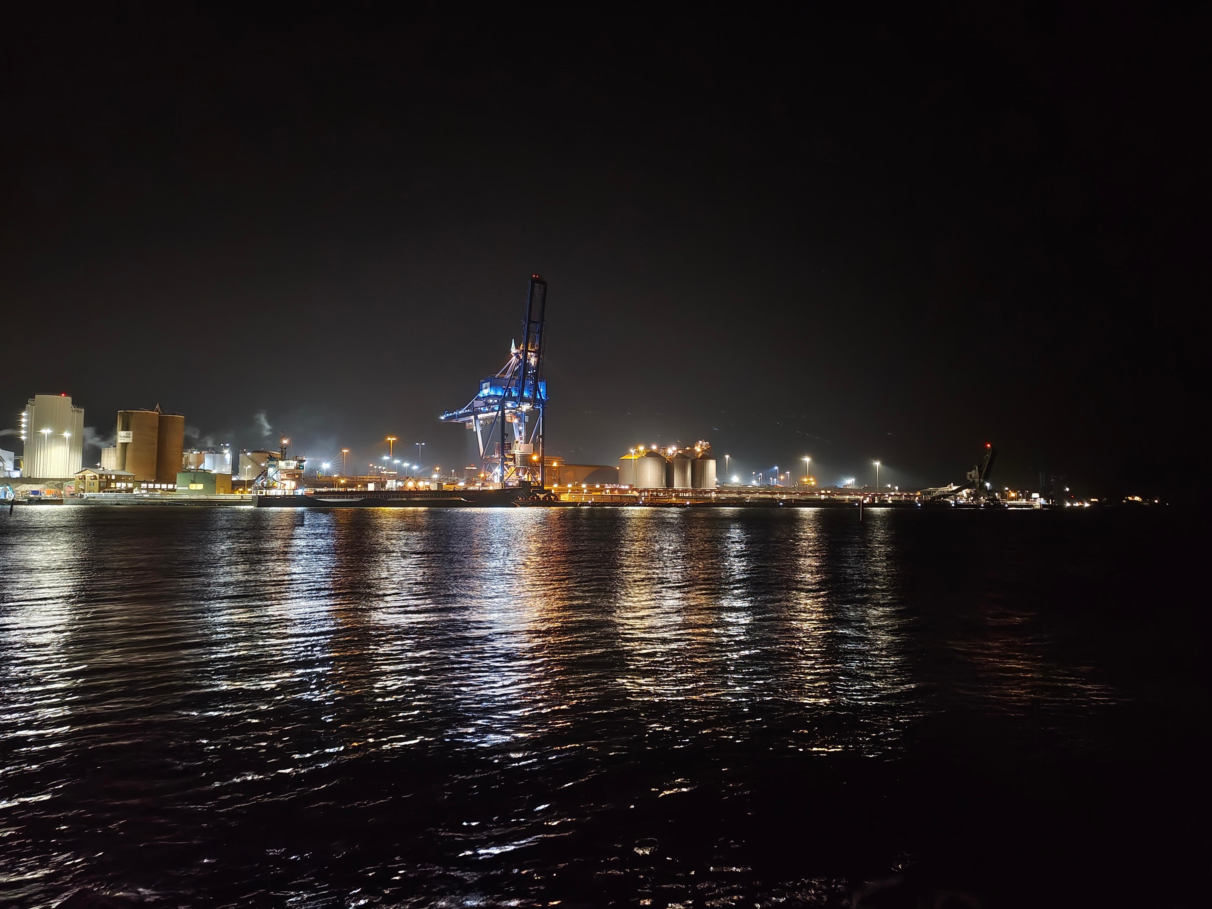 Stugorna ligger bara några meter ifrån vattnet. 