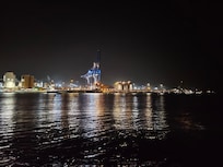 Stugorna ligger bara några meter ifrån vattnet.