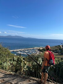Blick auf den Hafen von Cargèse, auch fußläufig zu erreichen. Man braucht in C. nicht oft das Auto, außer für entferntere Ziele