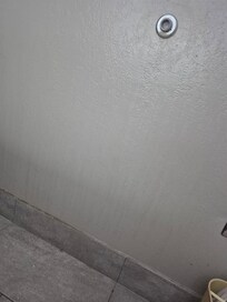 les murs de la salle de bain avait plein de coulisse comme si on avait lancé un verre de liqueur.