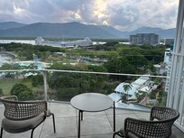 A lot of noise on the E907 balcony from the night market air conditioner