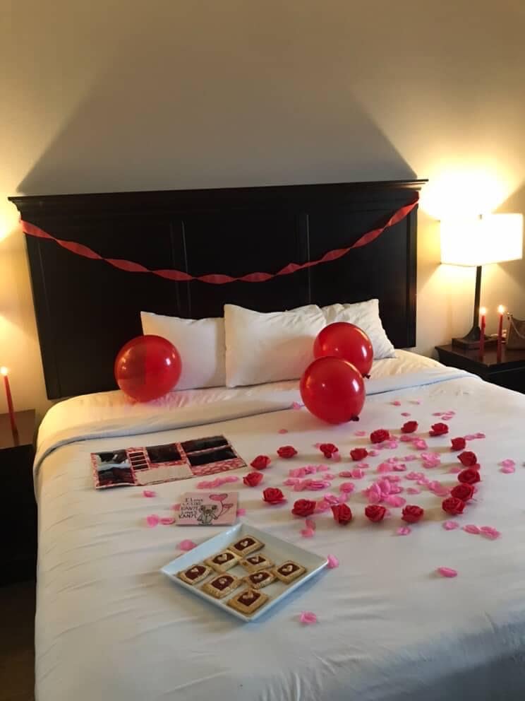 Went here for Valentine’s Day so I made it look cute but the room is terribly small and I feel like people can watch me from the ground level easily and I’m on floor 8 