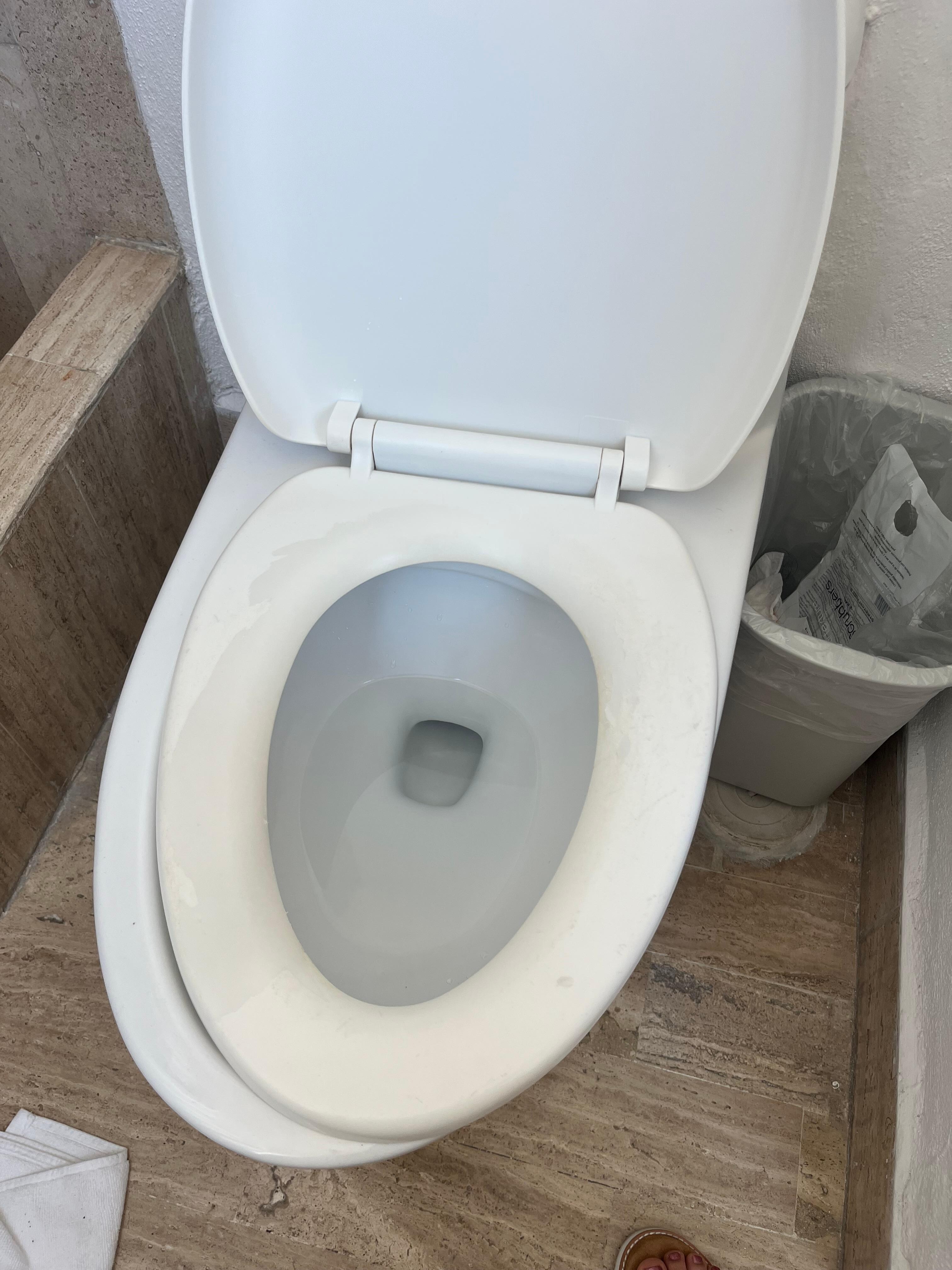The sit of the toilet was old and not apropies installed