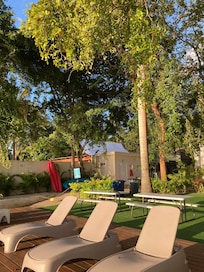 Zona de camastros a la orilla de la laguna