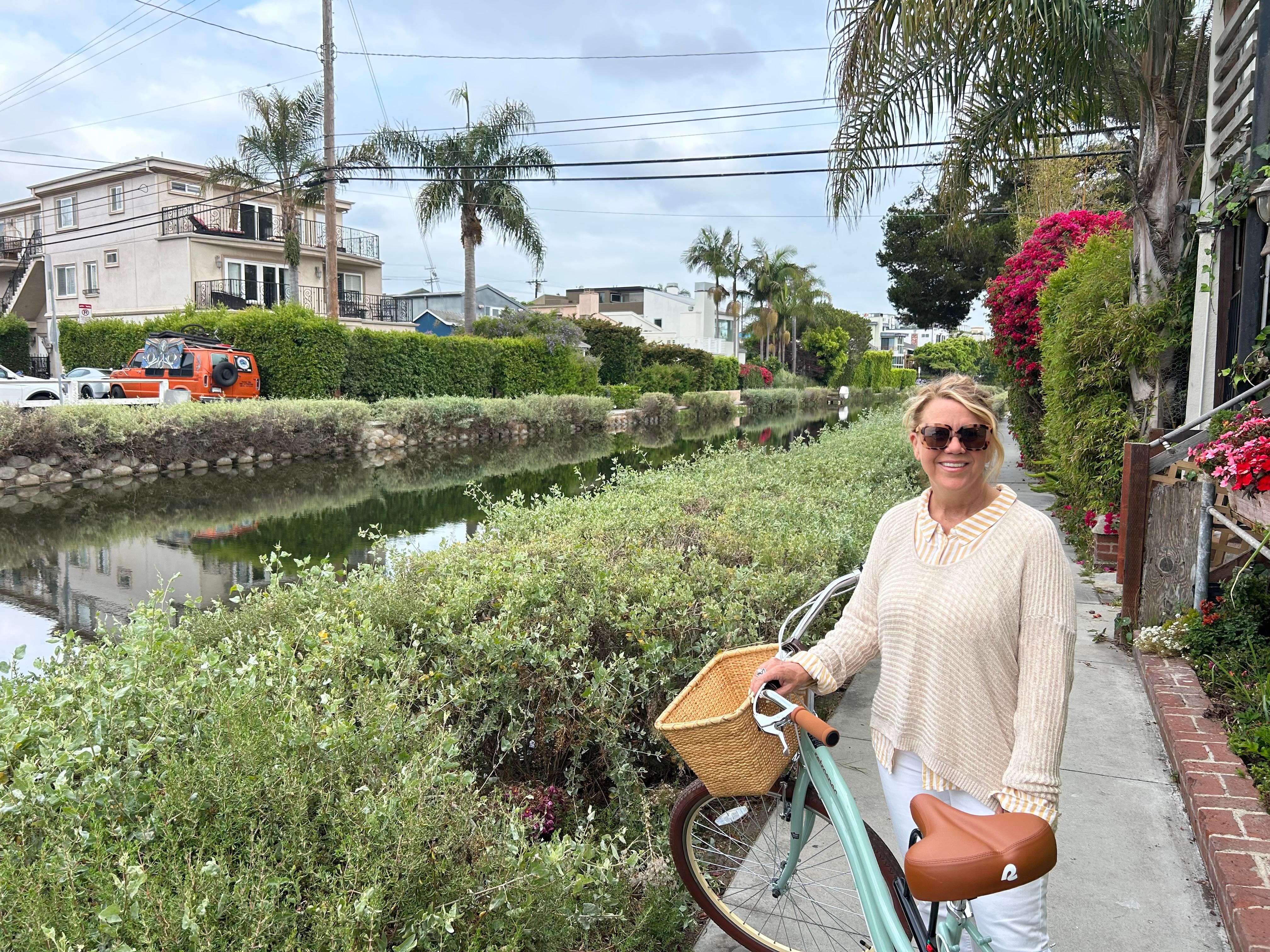 Free bicycles until dusk. We took the Venice Beach bike path to see the Venice Canals.