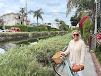 Free bicycles until dusk. We took the Venice Beach bike path to see the Venice Canals.