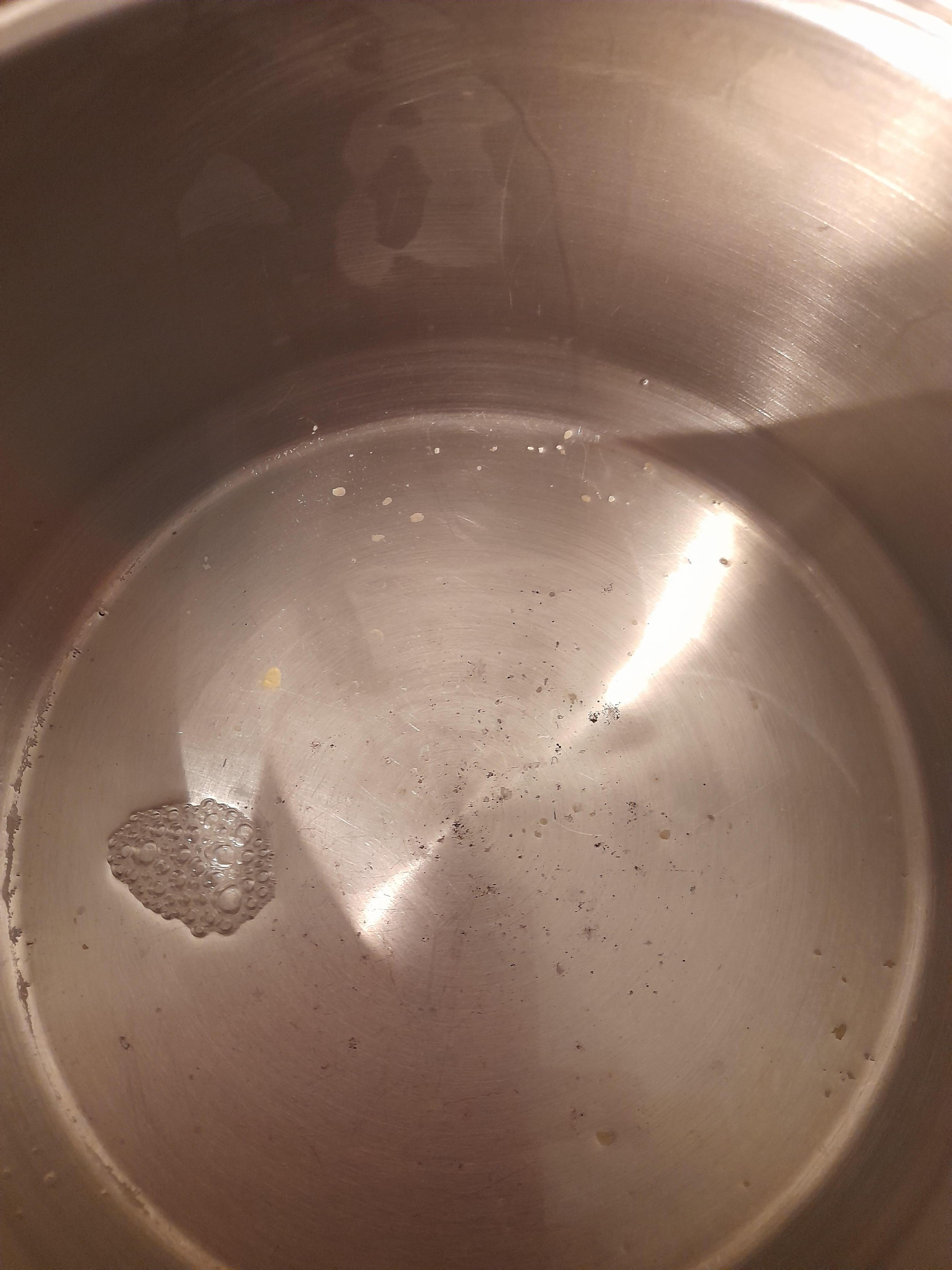 Nudelreste im Kochtopf