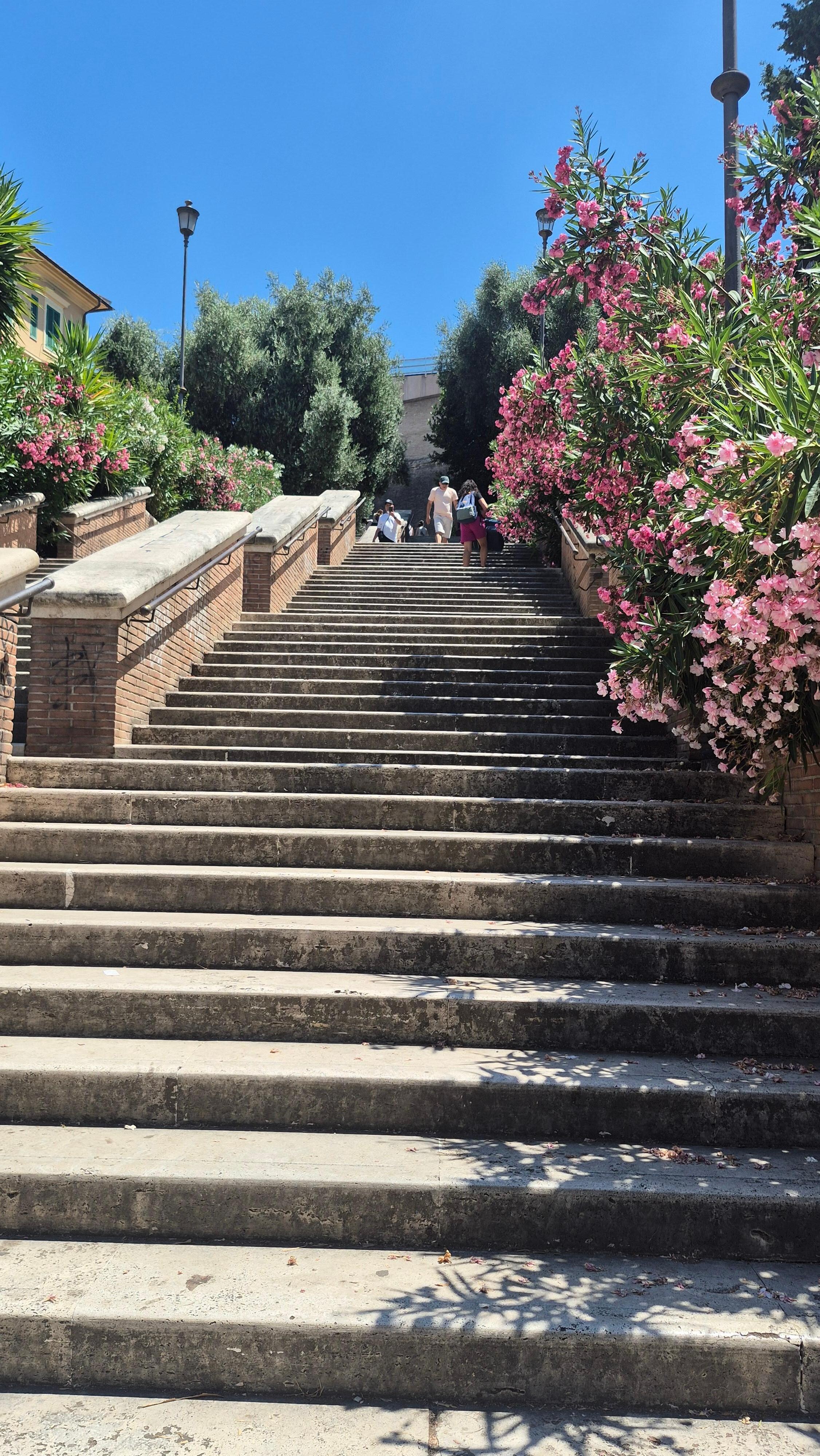 Essa é a escadaria. Muito bonita para fotos, mas carregar malas na subida não é fácil