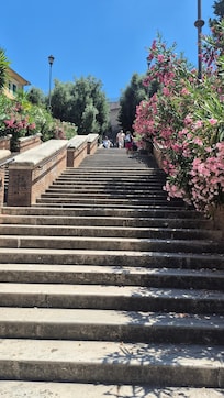 Essa é a escadaria. Muito bonita para fotos, mas carregar malas na subida não é fácil