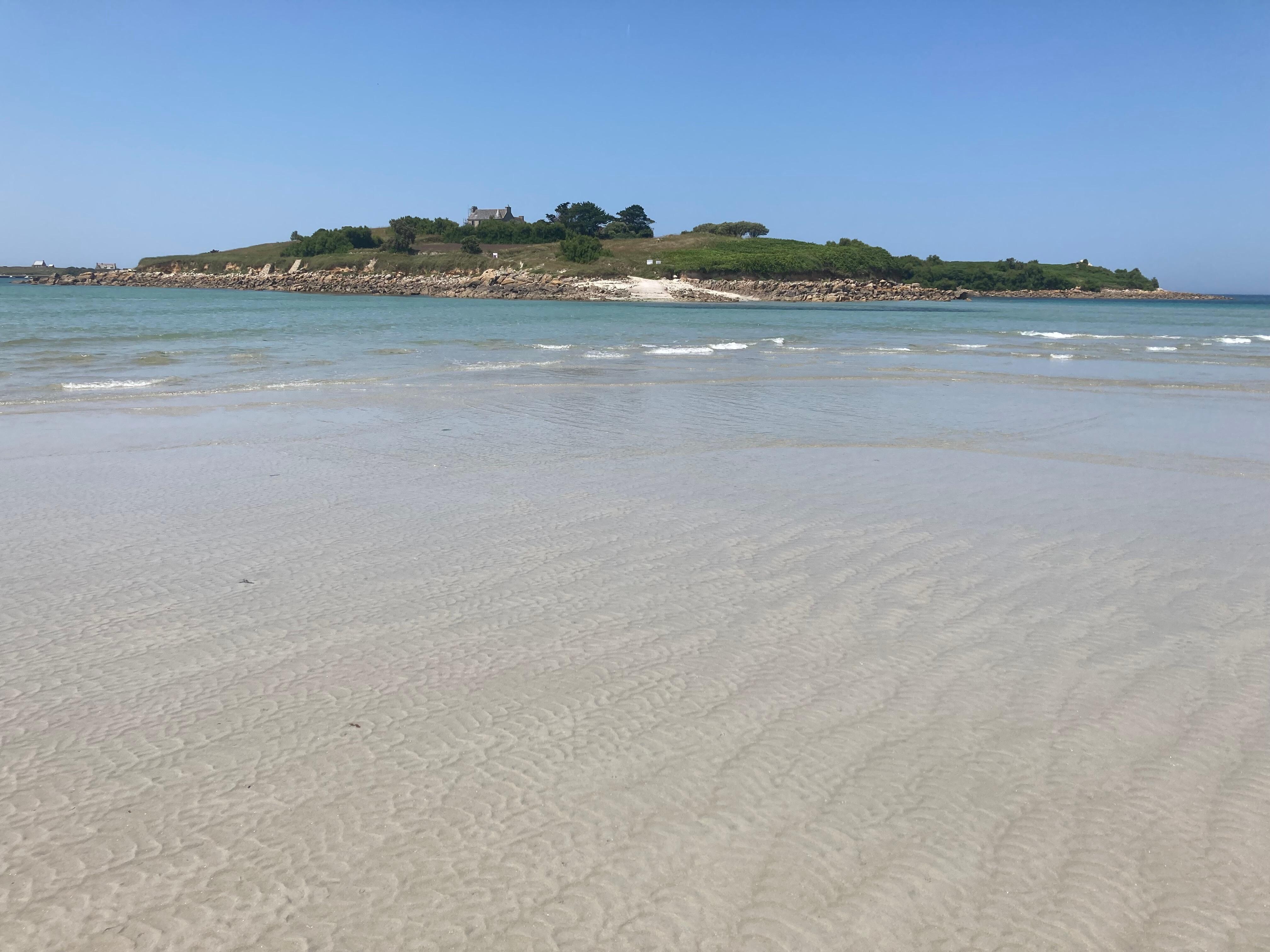 Plage du Dossen avec une vue sur l'ïle de Sieck