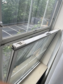 Broken window (fixed after we reported)