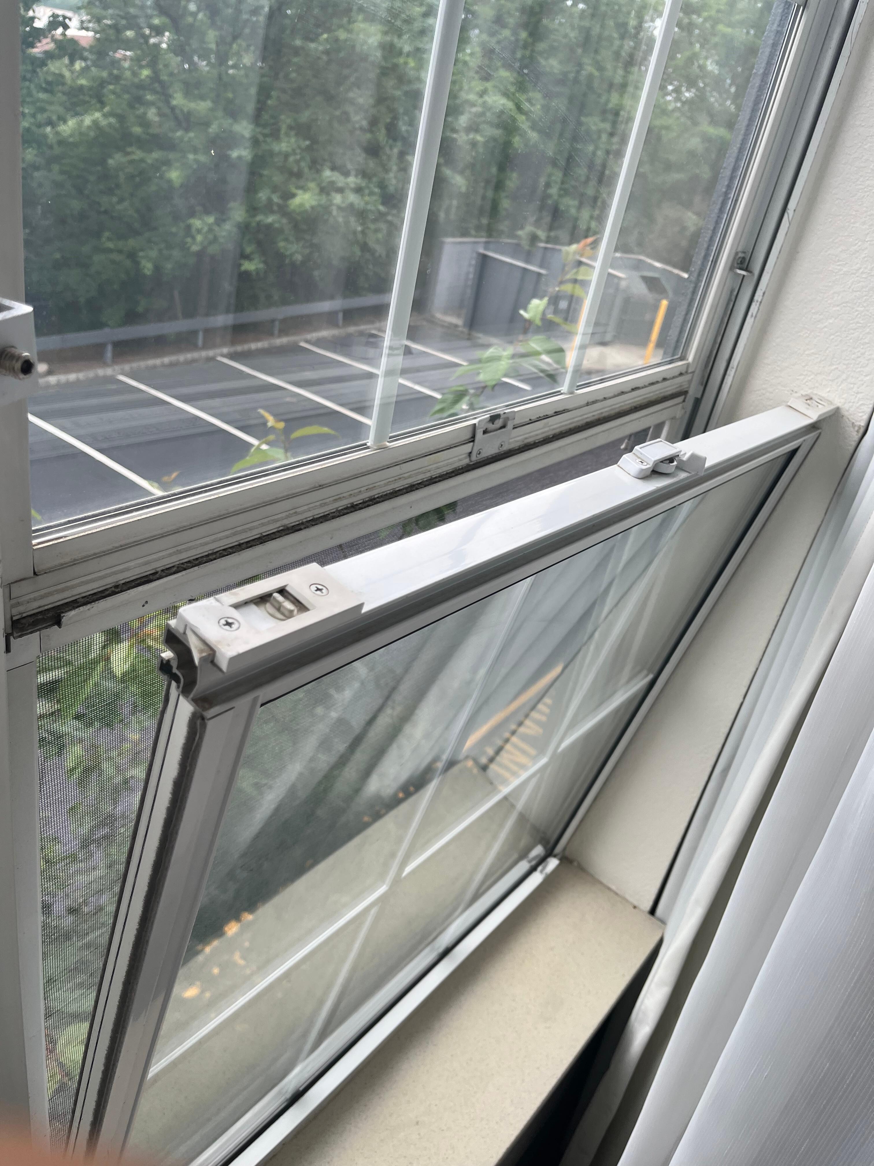 Broken window (fixed after we reported)
